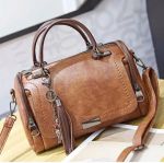 Жіноча сумка через плече на блискавці зі знімним ремінцем з китицями