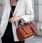 Жіноча сумка через плече на блискавці зі знімним ремінцем з китицями